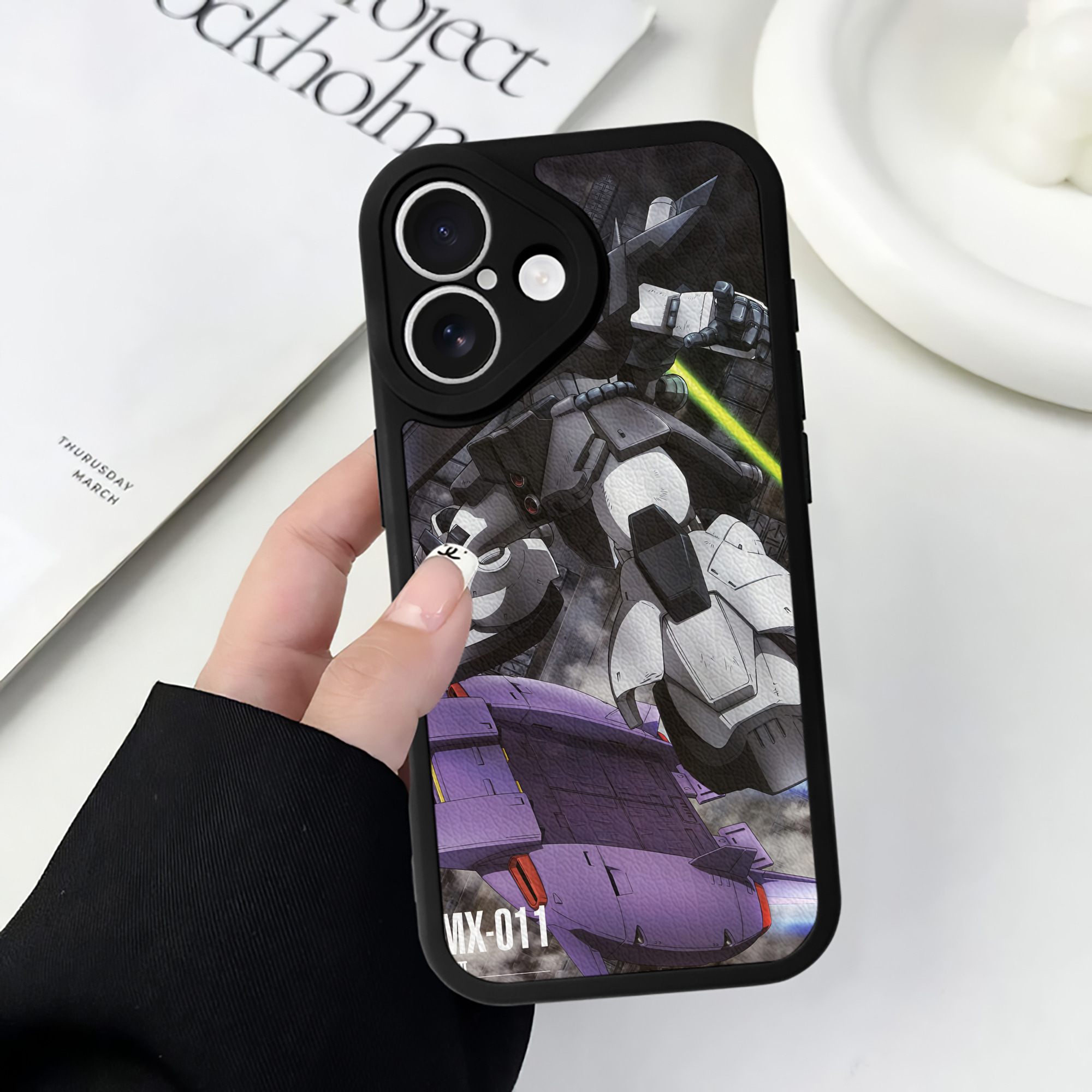 （画像用） 機動戦士ガンダム Mobile Suit Gundam 【iPhone 16シリーズ対応】シリコンスマホケース（レザー調） 材質：シリコン